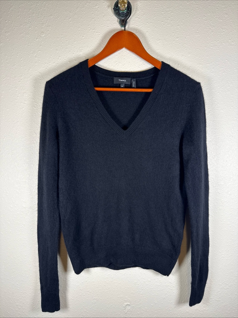 Theory black 100% Feather Cashmere V-Neck Sweater Classic M Quiet Luxury